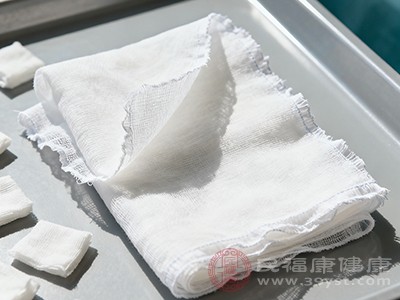 在伤口愈合期间,要保持伤口的清洁干燥,避免沾水 在伤口愈合期间,要保持伤口的清洁干燥,避免沾水