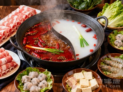 即便是清湯鍋，湯底本身的嘌呤含量也因食材不同而存在較大差異，痛風(fēng)患者需優(yōu)先選擇清水或低嘌呤蔬菜熬制的湯底