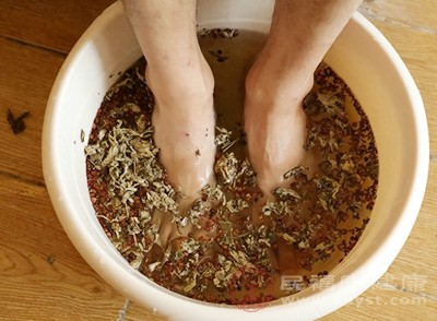 艾叶泡脚会使足部血管扩张，血液在下肢大量聚集