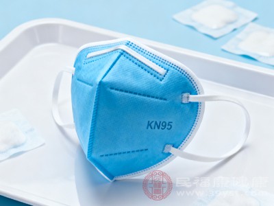 在霧霾環(huán)境下，KN95口罩的過濾層會持續(xù)吸附空氣中的顆粒物、飛沫等污染物
