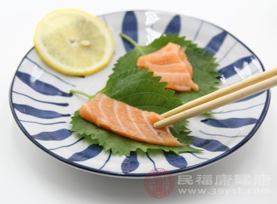 如将深海鱼类与蔬菜搭配