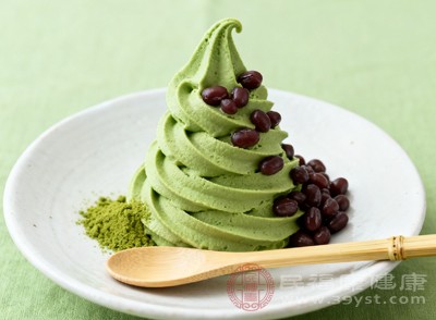 寒凉食物容易损伤脾阳,影响湿气排出。即使在夏季,也应少喝冰水、少吃生冷瓜果,可将食材加热后食用,如温拌蔬菜、热汤等 寒凉食物容易损伤脾阳,影响湿气排出。即使在夏季,也应少喝冰水、少吃生冷瓜果,可将食材加热后食用,如温拌蔬菜、热汤等