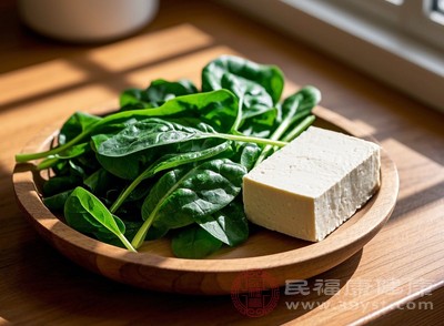 在烹饪前,务必将菠菜洗净后焯水 在烹饪前,务必将菠菜洗净后焯水