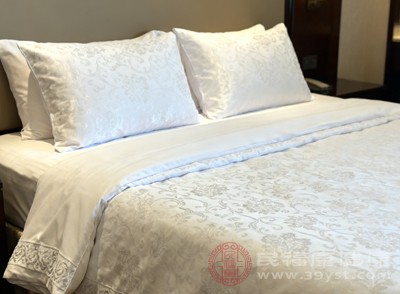 床上用品长期不清洗、室内通风不良、空气潮湿，或床垫、枕头使用多年未更换，都会导致尘螨数量激增