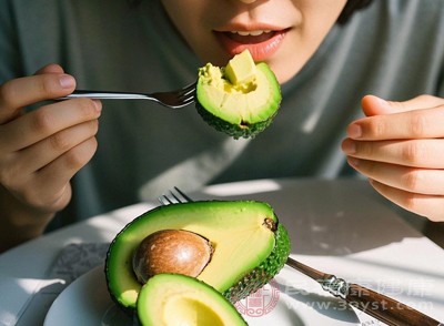 简单直接的吃法,就是将牛油果直接生食 简单直接的吃法,就是将牛油果直接生食