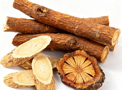 用乌鸡搭配黄芪、当归、党参等中药材煲汤