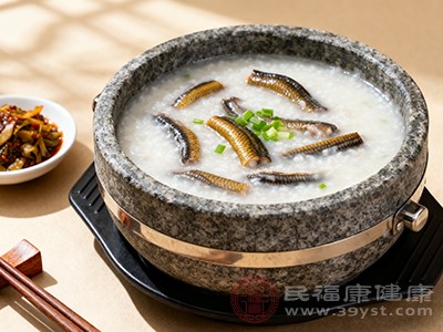 鳝鱼中含有丰富的钙、磷等矿物质，这些都是构成骨骼的重要成分