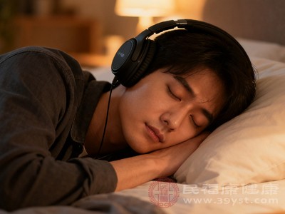睡眠时环境安静,若耳机音量未及时调低,声音会持续刺激耳蜗毛细胞 睡眠时环境安静,若耳机音量未及时调低,声音会持续刺激耳蜗毛细胞