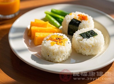 很多人被鱼刺卡住后,第一反应是赶紧吞饭团 很多人被鱼刺卡住后,第一反应是赶紧吞饭团