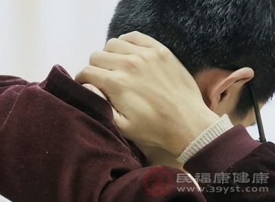 头戴式耳机重量较大，睡眠中长时间佩戴会对颈椎和头部造成压迫，导致颈椎肌肉紧张、颈部疼痛，甚至引发头痛、头晕等症状