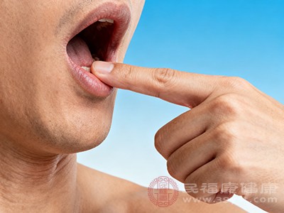 有些人会试图用手指抠挖喉咙,想把鱼刺抠出来 有些人会试图用手指抠挖喉咙,想把鱼刺抠出来