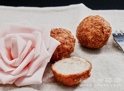 油炸肉丸:淀粉包裹的“热量炸弹” 油炸肉丸:淀粉包裹的“热量炸弹”