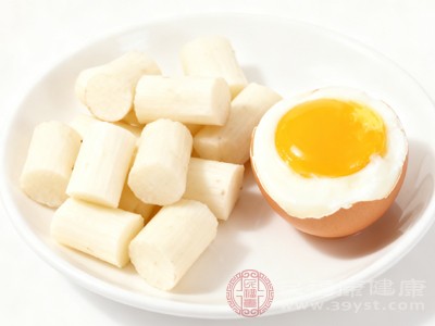 鸡蛋山药搭配,既能补充优质蛋白增强体力,又能通过碳水化合物提供基础能量,膳食纤维还能延缓蛋白质和糖分的吸收速度,避免血糖骤升骤降,使营养供给更平稳 鸡蛋山药搭配,既能补充优质蛋白增强体力,又能通过碳水化合物提供基础能量,膳食纤维还能延缓蛋白质和糖分的吸收速度,避免血糖骤升骤降,使营养供给更平稳