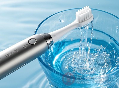 每天早晚使用巴氏刷牙法正确刷牙 每天早晚使用巴氏刷牙法正确刷牙