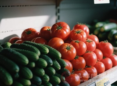 生黄瓜和西红柿性寒凉，且富含膳食纤维，过量食用可能刺激肠胃