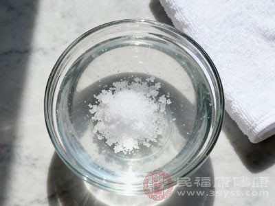 皮肤表面的水分会轻微蒸发