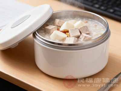 山药茯苓粥建议每日早餐时食用,此时脾胃功能逐渐苏醒,更利于营养吸收,每次食用量约200-300ml 山药茯苓粥建议每日早餐时食用,此时脾胃功能逐渐苏醒,更利于营养吸收,每次食用量约200-300ml