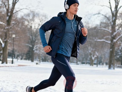 基础层选薄款速干长袖;中间层搭配薄抓绒衣或羊毛开衫;外层穿轻便防风外套 基础层选薄款速干长袖;中间层搭配薄抓绒衣或羊毛开衫;外层穿轻便防风外套