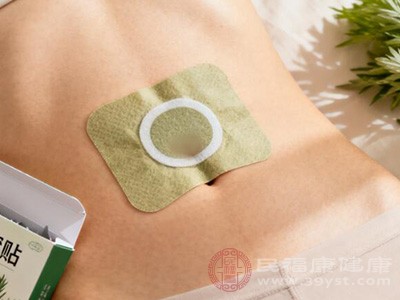 贴在肚脐上的“小太阳” 艾草肚脐贴的神奇功效大揭秘