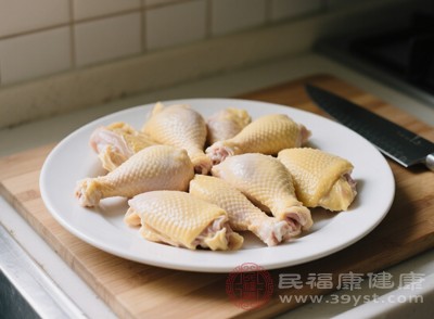 鸡皮虽然脂肪含量较高 鸡皮虽然脂肪含量较高