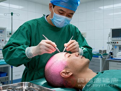 如果发际线后移严重,通过以上方法效果不明显,可以考虑植发手术 如果发际线后移严重,通过以上方法效果不明显,可以考虑植发手术