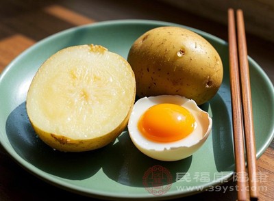 运动前后食用土豆,其富含的碳水化合物能为身体提供能量或补充运动消耗的糖原,更有利于能量利用 运动前后食用土豆,其富含的碳水化合物能为身体提供能量或补充运动消耗的糖原,更有利于能量利用