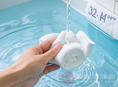 先用冷毛巾(20℃左右)敷额头10分钟 先用冷毛巾(20℃左右)敷额头10分钟