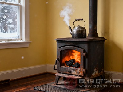 取暖时为保暖紧闭门窗，使室内空气不流通，一氧化碳浓度逐渐升高