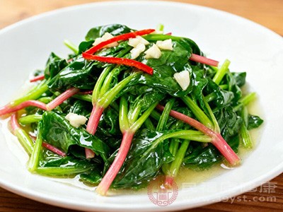 炒至菠菜根变软,加入适量的盐和鸡精调味 炒至菠菜根变软,加入适量的盐和鸡精调味