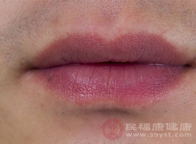 碳氧血红蛋白浓度达30%-40%，除轻度症状加重外，还会出现面色潮红、口唇呈樱桃红色、多汗、烦躁不安、逐渐昏迷等表现