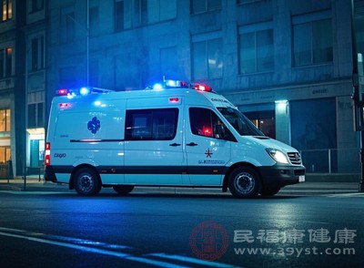 若出现意识模糊、呼吸微弱或停止，立即拨打120急救电话，说明是一氧化碳中毒，以便急救人员携带专业设备赶来