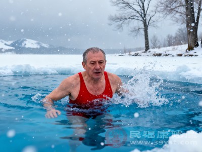 冬泳前必看：5类人不适合，这些禁忌要记牢，科学运动才有益