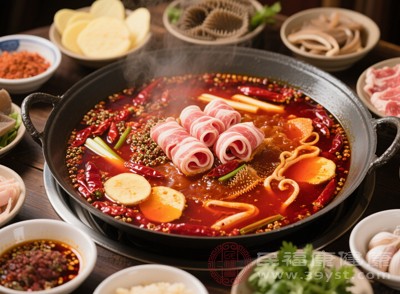 将生鱼片、生虾等生食与肉类、蔬菜等熟食在同一锅中涮煮,易造成交叉污染 将生鱼片、生虾等生食与肉类、蔬菜等熟食在同一锅中涮煮,易造成交叉污染