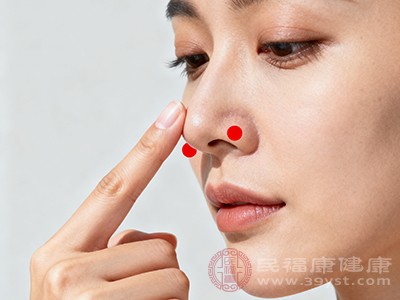按压迎香穴 按压迎香穴