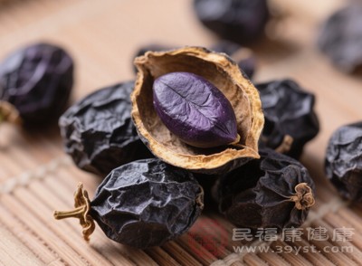 女贞子能够滋补肝肾，为头发的生长和眼睛的健康提供充足的营养支持