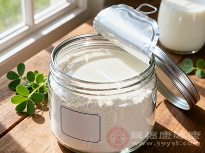 羊奶粉中含有丰富的蛋白质、脂肪、碳水化合物、维生素和矿物质等营养成分