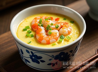 虾仁富含优质蛋白且低脂肪，与鸡蛋一起蒸制，口感嫩滑营养丰富