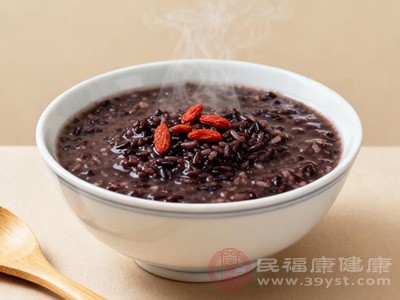 黑米还含有维生素B族、维生素E以及铁、锌、镁等多种矿物质 黑米还含有维生素B族、维生素E以及铁、锌、镁等多种矿物质