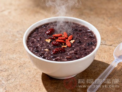 黑米粥性质温和,易于消化吸收 黑米粥性质温和,易于消化吸收