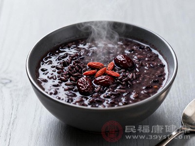 黑米作为黑色食物的代表,对肾脏有很好的滋养作用 黑米作为黑色食物的代表,对肾脏有很好的滋养作用