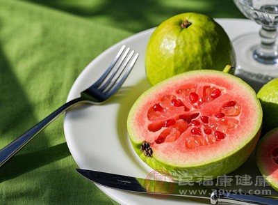 番石榴可以直接食用,也可切成小块,撒上少许盐和酸梅粉 番石榴可以直接食用,也可切成小块,撒上少许盐和酸梅粉