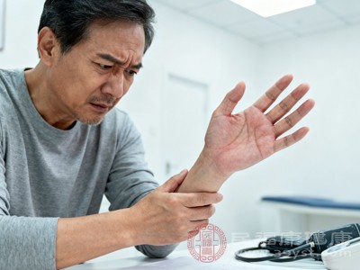 某些药物(如部分化疗药、抗结核药)可能引起神经损伤,导致左手麻木;长期接触重金属(如铅、汞)或酒精中毒,也会损害周围神经,出现麻木症状 某些药物(如部分化疗药、抗结核药)可能引起神经损伤,导致左手麻木;长期接触重金属(如铅、汞)或酒精中毒,也会损害周围神经,出现麻木症状