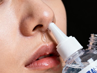 洗鼻结束后,可轻轻擤一下鼻子,将鼻腔内残留的盐水和分泌物排出,但注意不要过度用力擤鼻,以免损伤鼻腔黏膜或导致鼻腔压力过高 洗鼻结束后,可轻轻擤一下鼻子,将鼻腔内残留的盐水和分泌物排出,但注意不要过度用力擤鼻,以免损伤鼻腔黏膜或导致鼻腔压力过高