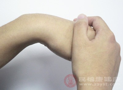 手部作为日常活动频繁的部位，手背皮肤经常与外界物体产生摩擦