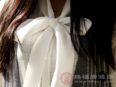 别让胸前变痘场 这些隐形导火索90%人躺枪