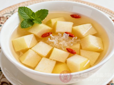 日常饮食应多选择滋阴润燥的食物，如梨、银耳、百合、蜂蜜、山药等，可通过煮粥、煲汤、蒸制等方式食用，既能补充水分，又能滋养肺阴