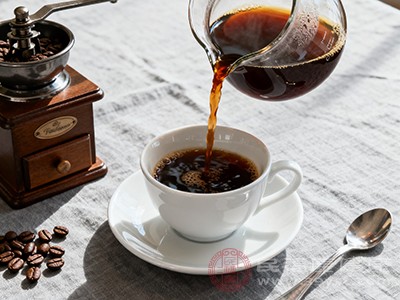 避免在睡前4-6小时内饮用咖啡,以免影响睡眠质量 避免在睡前4-6小时内饮用咖啡,以免影响睡眠质量