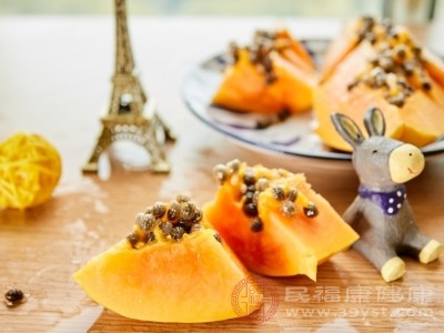 生吃木瓜时，可以搭配其他食物一起食用，以丰富口感和营养