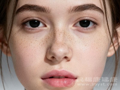 对于雀斑人群而言，黑色素细胞本就处于相对活跃状态，紫外线会进一步加剧其活性，导致雀斑颜色加深、数量增多