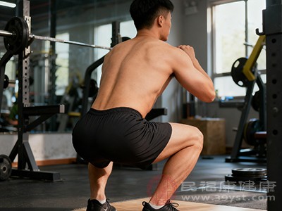 深蹲训练，强化核心肌群，可以纠正这些不良体态，让身体更加挺拔、姿态更加优雅